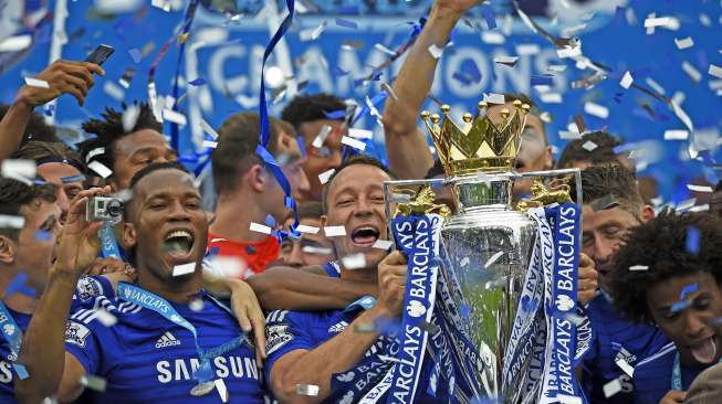 Juara Premier League 2014/2015 Chelsea menerima trofi tanda juara usai melakoni laga terakhir di Stadion Stamford Bridge, Minggu (24/5).