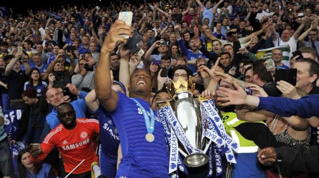 Juara Premier League 2014/2015 Chelsea menerima trofi tanda juara usai melakoni laga terakhir di Stadion Stamford Bridge, Minggu (24/5).