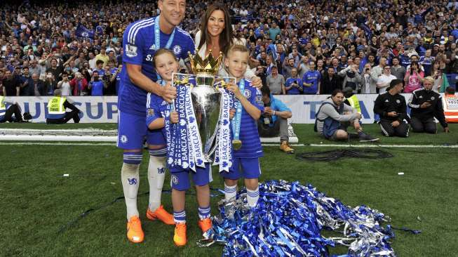 Juara Premier League 2014/2015 Chelsea menerima trofi tanda juara usai melakoni laga terakhir di Stadion Stamford Bridge, Minggu (24/5).