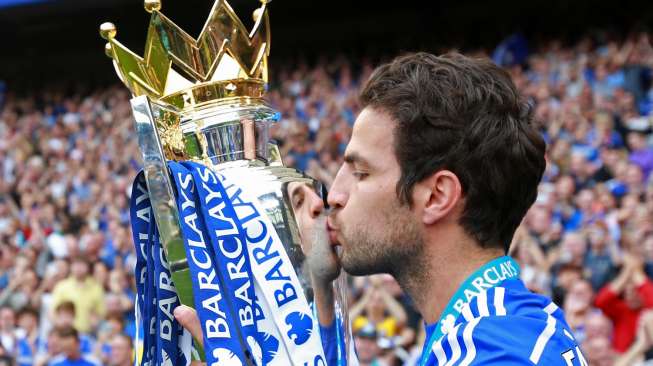 Juara Premier League 2014/2015 Chelsea menerima trofi tanda juara usai melakoni laga terakhir di Stadion Stamford Bridge, Minggu (24/5).