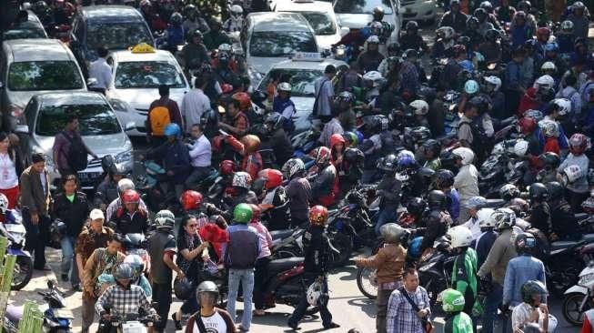 Para tukang ojek tersebut menawarkan jasanya hingga menutup setengah dari jalan raya dan sering mengakibatkan kemacetan.