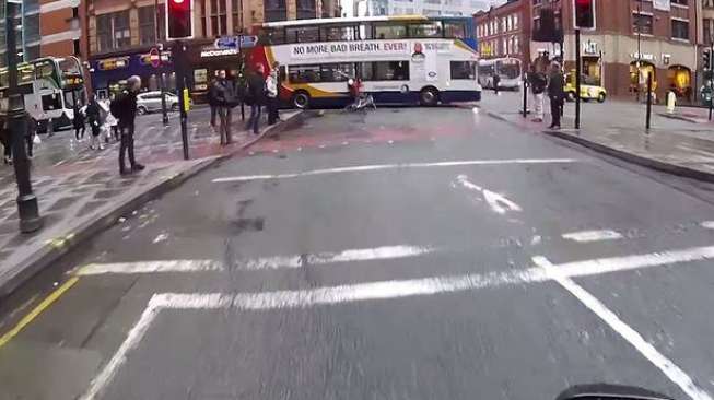 VIDEO: Terobos Lampu Merah, Pesepeda Nyaris Tewas Digilas Bus