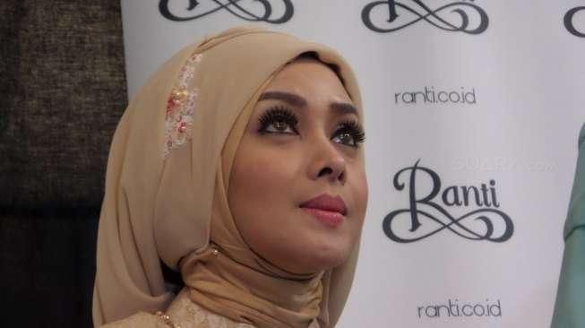 Mantap Berhijrah, Begini Potret Cantik Eks Presenter Sepak Bola Terry Putri