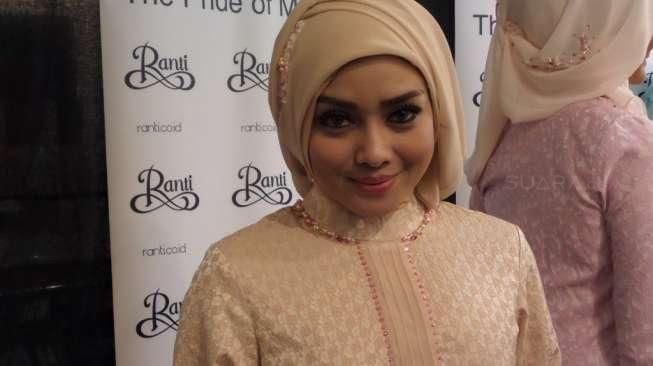 Untung Tak Seberapa, Terry Putri Jual Baju Muslimah Demi Ibadah