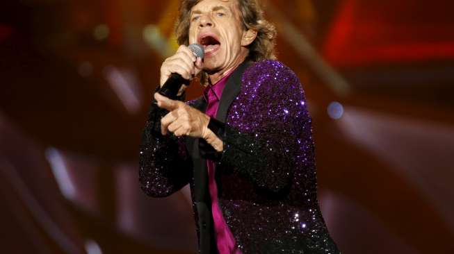 Kenang Mendiang Pacar, Mick Jagger Pamer Mantel Bulu