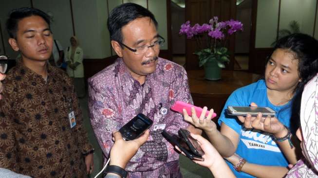 Buru Perokok, Djarot Persilakan Satpol PP Periksa Ruang Kerjanya