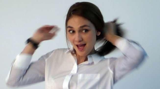 Luna semakin mendalami usaha clothing onlinenya dan melakukan photoshoot untuk katalog koleksi baju terbarunya.