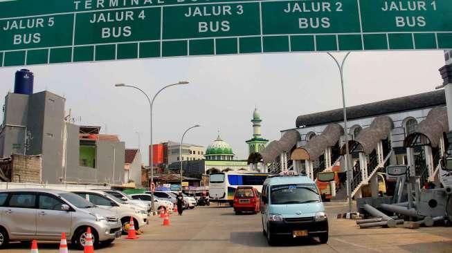 Bus angkutan umum susah memasuki terminal Rawamangun dikarenakan jalur masuk bus yang sangat sempit.