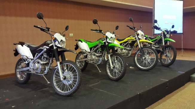 Kawasaki memperkenalkan tiga varian motor trail KLX 150 di arena Pekan Raya Jakarta, Jumat (29/5) [Suara.com/Deny Yuliansari].