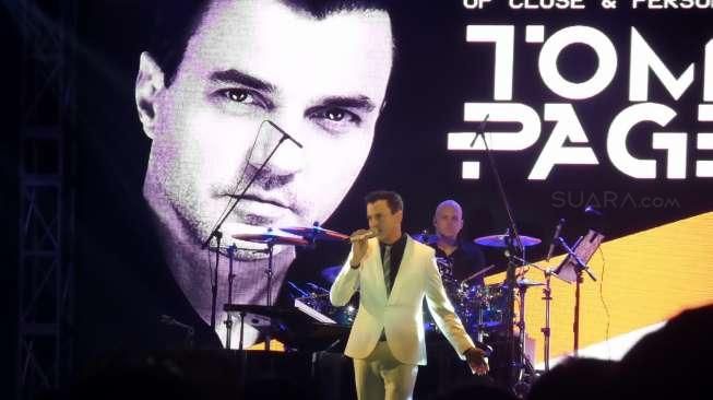 Tommy Page 'Mendongeng' di Tengah Konser