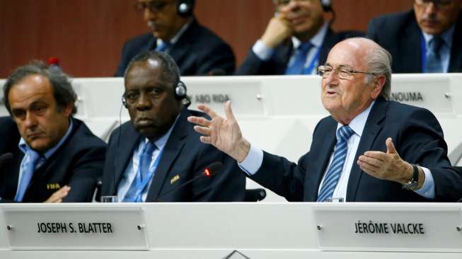 Sepp Blatter (kanan) setelah terpilih kembali menjadi Presiden FIFA di KOnggres FIFA ke-65 di Zurich, (29/5), Reuters/Ruben Sprich