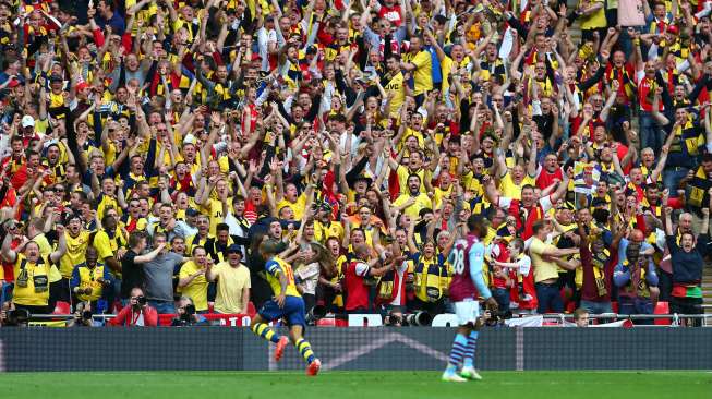 Theo Walcott rayakan golnya ke gawang Aston Villa (31/5) [Reuters/Eddie Keogh]