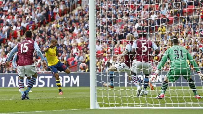 Theo Walcott mencetak gol ke gawang Aston Villa (31/5) [Reuters/Carl Recine]