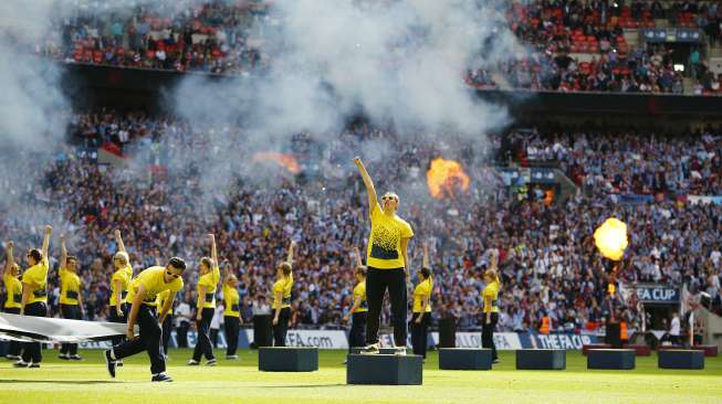 Pertunjukan sebelum dimulainya final Piala FA antara Arsenal vs Aston Villa (31/5) [Reuters/Darren Staples]