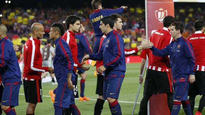 Pemain Barcelona dan Athletic Bilbao berjabat tangan sebelum pertandingan (31/5) [Reuters/Gustau Nacarino]