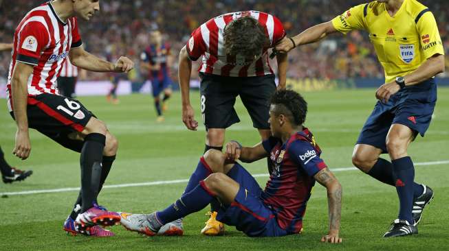 Neymar berseteru dengan pemain Bilbao Ander Iturraspe (31/5) [Reuters/Gustau Nacarino]