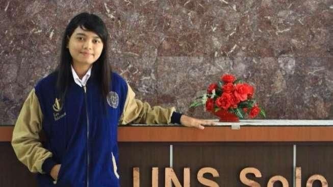 Devi Triasari, Anak Tani dan PRT Jadi Lulusan Terbaik UNS