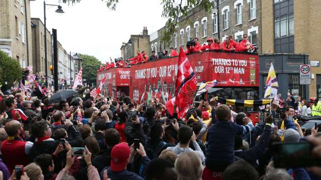 Pemain Arsenal berpawai di jalanan Kota London untuk merayakan sukses menjuarai Piala FA, Minggu (31/5).