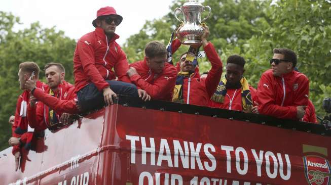 Pemain Arsenal berpawai di jalanan Kota London untuk merayakan sukses menjuarai Piala FA, Minggu (31/5).