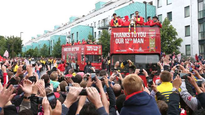 Pemain Arsenal berpawai di jalanan Kota London untuk merayakan sukses menjuarai Piala FA, Minggu (31/5).