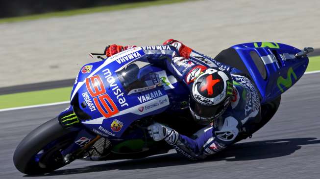 Pebalap Yamaha Jorge Lorenzo menjadi juara pada MotoGP Italia di Sirkuit Mugello, Minggu (31/5). [Reuters/Max Rossi]