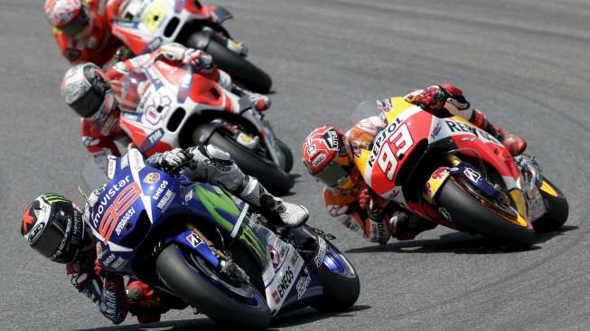 Pebalap Yamaha Jorge Lorenzo memimpin di tikungan dari para pebalap lainnya di sirkuit Mugello (31/5). Reuters/Max Rossi