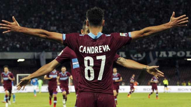 Pemain Lazio Antonio Candreva merayakan golnya ke gawang Napoli dengan rekan setimnya. Reuters/Ciro De Luca