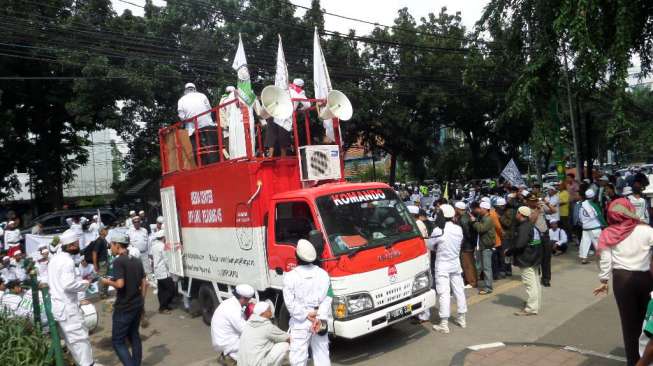 Ratusan Orang Geruduk DPRD DKI, Desak Ahok Dicopot