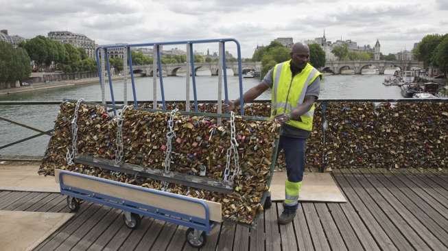 Ratusan Ribu Gembok Cinta di Paris Dilucuti