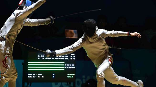 Ryan Pratama (kanan) bertanding melawan Atlet Anggar Singapura Mun Hou Samson Lee. 