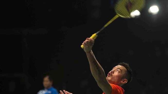 Pebulutangkis tunggal putra Indonesia Tommy Sugiarto saat bertanding melawan Pebulutangkis tunggal putra Tiongkok Lin Dan di Indonesia Open Superseries Premier 2015 di Istora Senayan, Jakarta, Rabu (3/6).