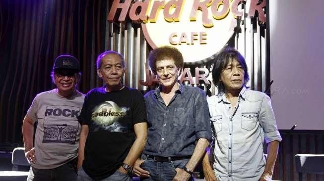 Grup band musik rock legendaris Indonesia God Bless saat menggelar jumpa pers di Hard Rock Cafe Jakarta, Rabu (3/6).