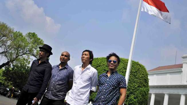 Presiden mengundang Slank untuk makan siang serta membicarakan perkembangan industri musik Indonesia. 