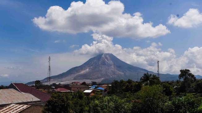 Gunung Sinabung sejak Selasa (2/6) malam pukul 23.00 berstatus Awas (level IV) dan warga dilarang beraktivitas di radius 7 km.