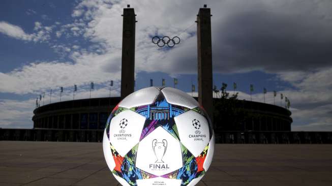 Bola adidas bola resmi pertandingan final Liga Champions di depan Olympic stadium. Reuters/Fabrizio Bensch