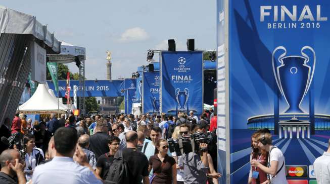 Fans berjalan di Brandenburg gate, Berlin menjelang final Liga Champions. Reuters/Fabrizio Bensch