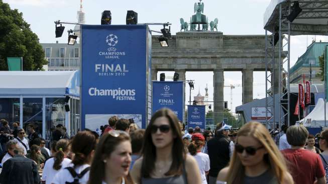 Fans berjalan di Brandenburg gate, Berlin menjelang final Liga Champions. Reuters/Fabrizio Bensch