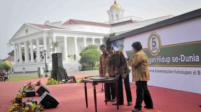 Peringatan tersebut dihadiri aktivis lingkungan hidup, sejumlah menteri, kepala daerah, dan kepala lembaga negara.