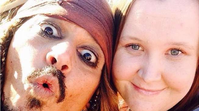 Selfie Nyentrik Johnny Depp saat Syuting "Pirates of Caribbean"