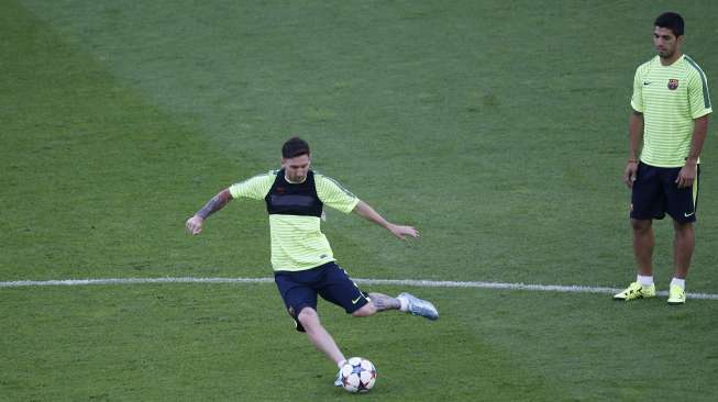 Lionel Messi dan Luis Suarez(kanan) mengikuti sesi latihan di Olimpiastadion (6/6) [Reuters/Fabrizion Bensch]