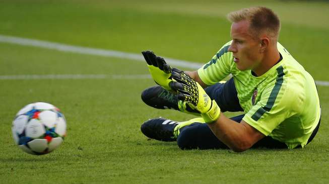 Penjaga gawang Barcelona Marc Andre ter Stegen berlatih di Olympiastadion (6/6) [Reuters/Kai Pfaffenbach]