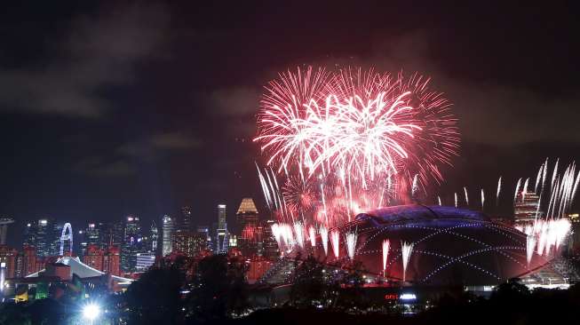 Upacara pembukaan SEA Games 2015, dihelat hari Jumat (5/6/2015) di National Stadium, Singapura. Pembukaan pesta olah raga se-Asia Tenggara itu diramaikan pesta kembang api. [Reuters/Singapore SEA Games Organising Comittee]