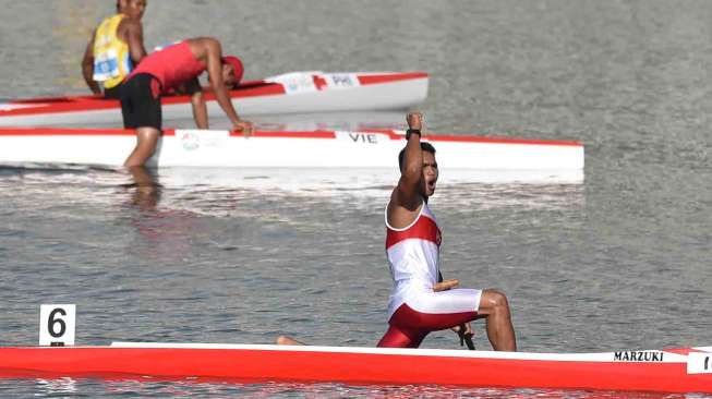 Marjuki mempersembahkan medali emas pertama bagi Indonesia. 