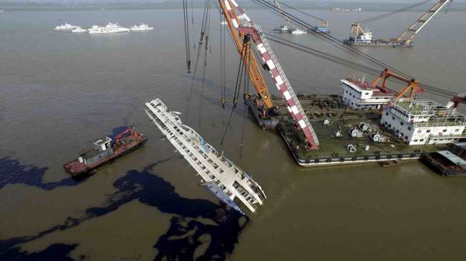 Kapal Pesiar Eastern Star Berhasil Diangkat