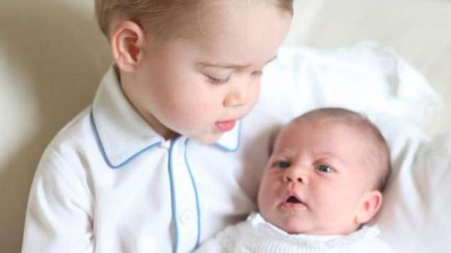 Imutnya Foto Pangeran George Gendong Putri Charlotte