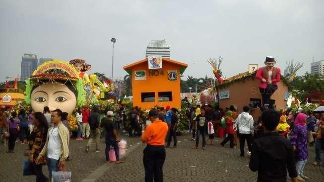 Habiskan Hari Libur, Ribuan Warga Tonton Jakarnaval