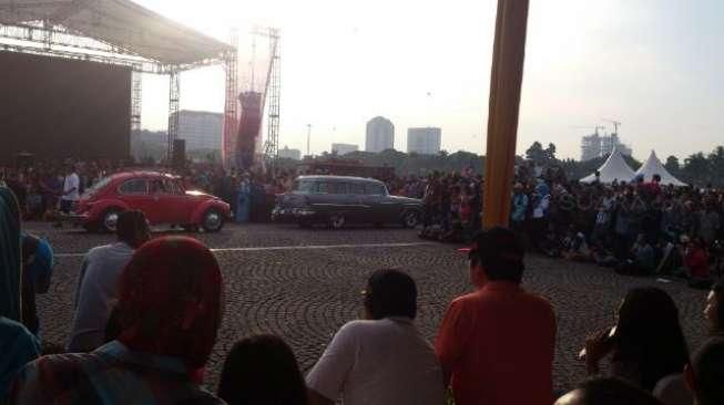 Iring-iringan Mobil Zaman Baheula Jadi Perhatian di Jakarnaval