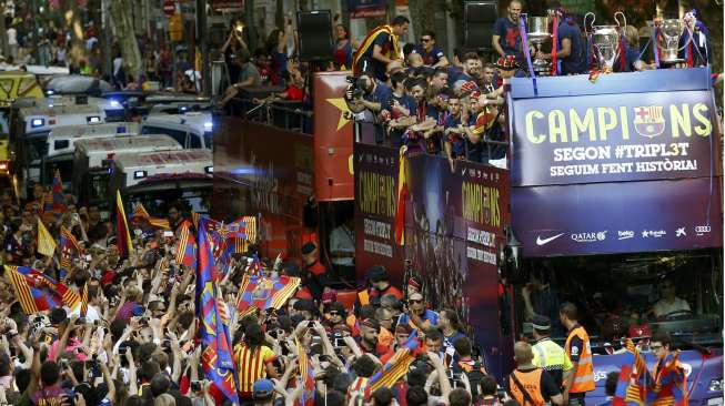 Pemain Barcelona berparade keliling kota usai memenangkan Liga Champions (8/6) [Reuters/Gustau Nacarino]