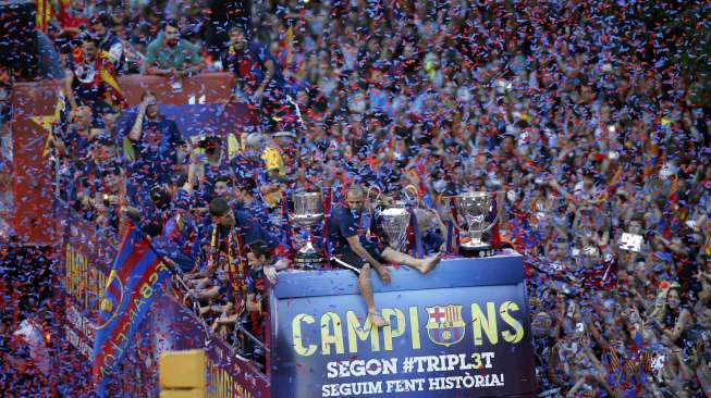 Pemain Barcelona berparade keliling kota usai memenangkan Liga Champions (8/6) [Reuters/Albert Gea]