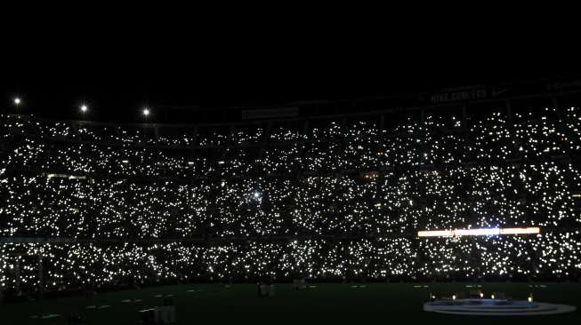 Barcelona's supporters use their mobile phones as they wait the arrival of the players at Camp Nou stadium during celebration parade in Barcelona, Spain, June 7, 2015.